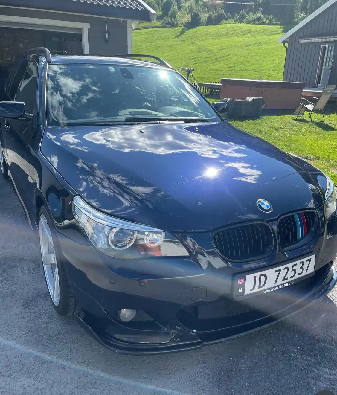 Nyvasket og polert svart BMW