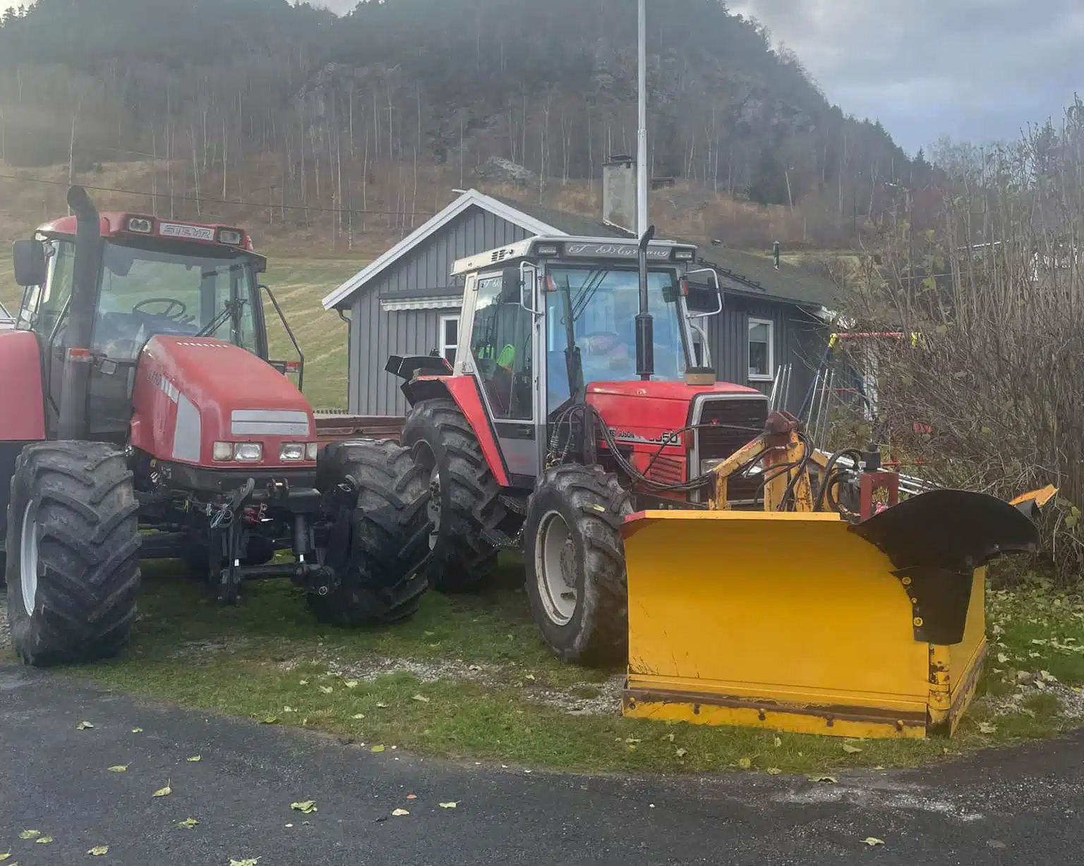 To røde traktorer, brukes til blant annet leiekjøring og brøyting