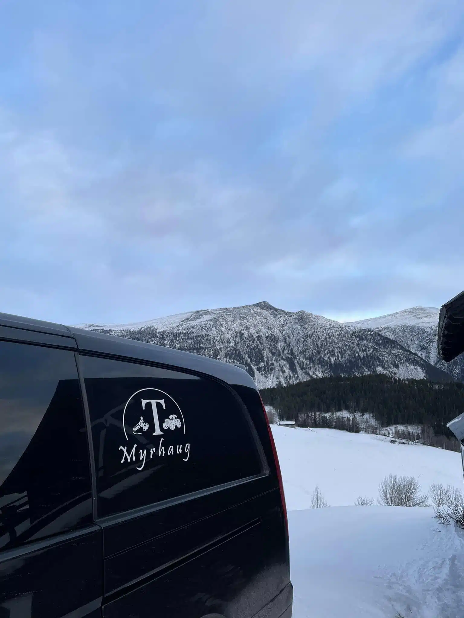 Firmabilen til T Myrhaug AS i vinterlandskap