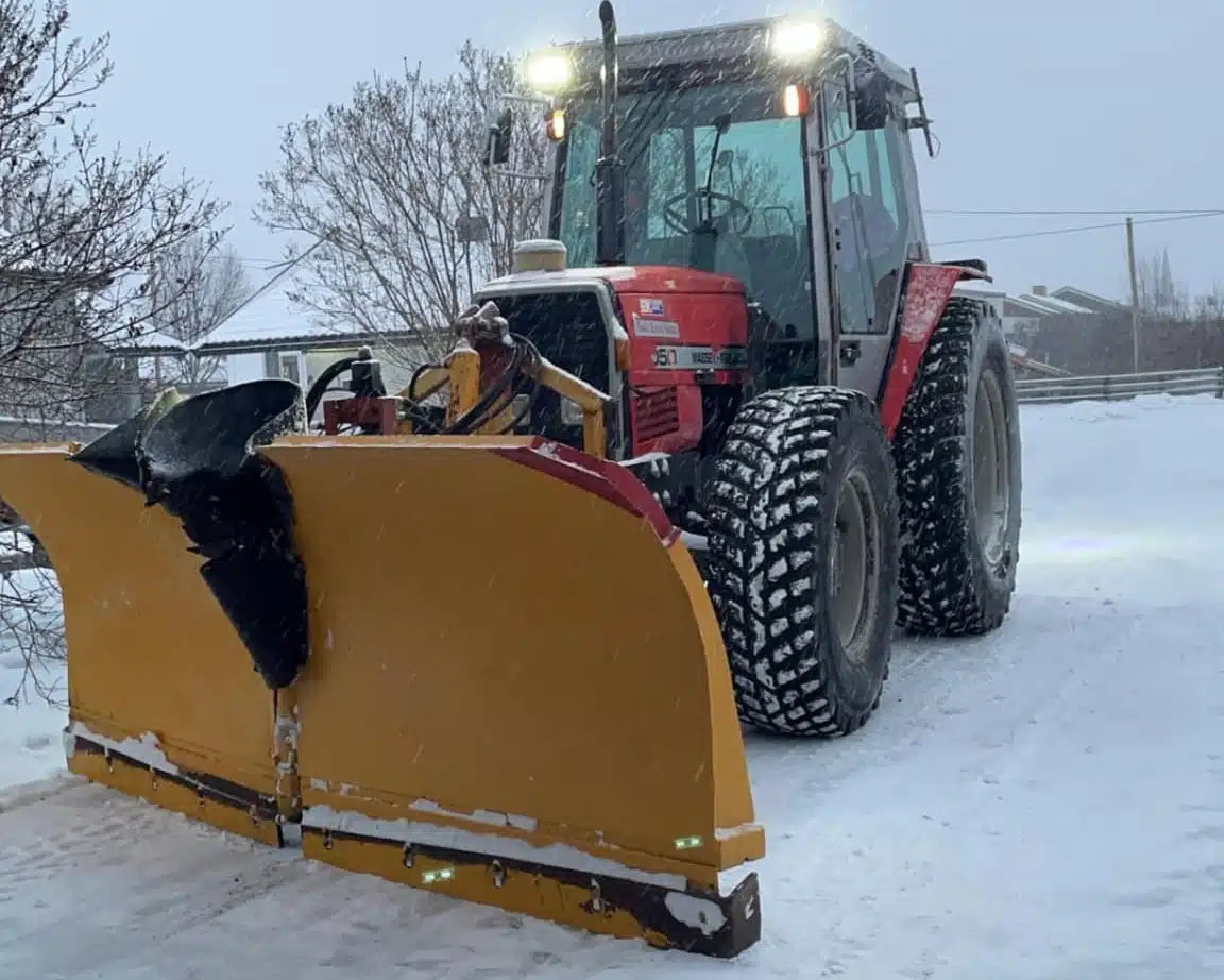rød-traktor-med-snøplog-2