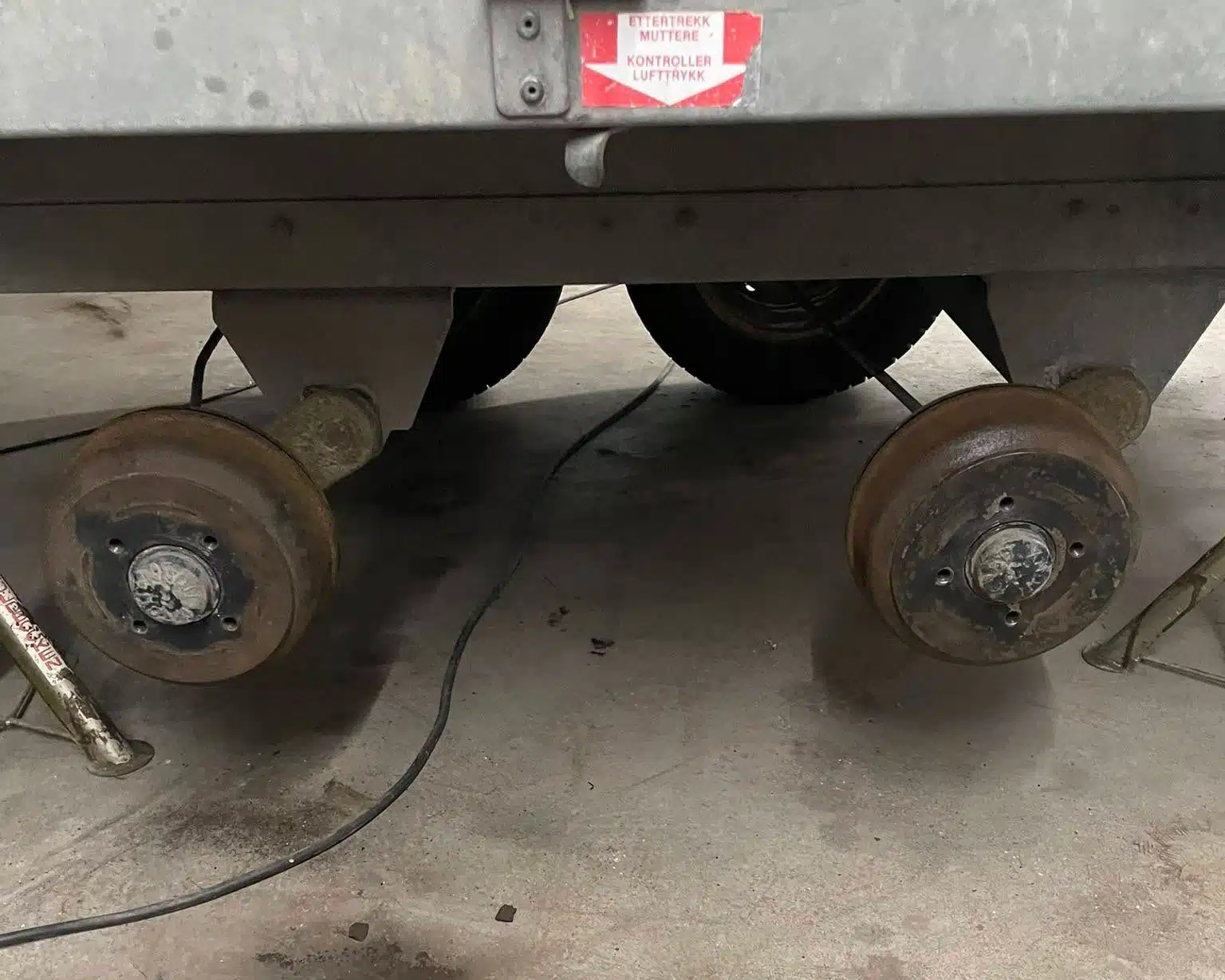 Rust på biltilhenger, utfører service av biltilhenger